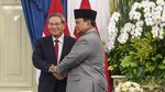 Momen Jabat Tangan Erat Prabowo & PM Li Qian, Tandai Hubungan Karib RI-China