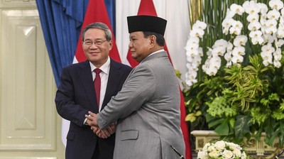 Momen Jabat Tangan Erat Prabowo & PM Li Qian, Tandai Hubungan Karib RI-China