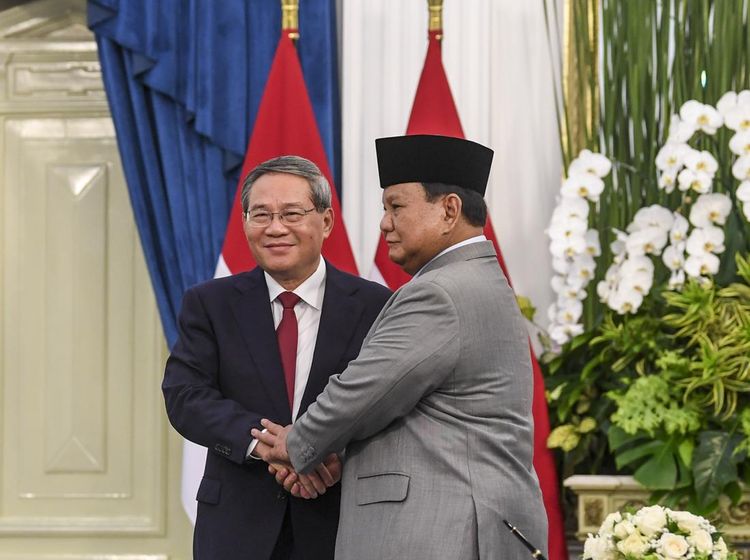 Momen Jabat Tangan Erat Prabowo & PM Li Qian, Tandai Hubungan Karib RI-China