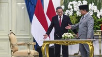 Pertemuan bilateral tersebut membahas upaya mempererat hubungan strategis kedua negara yang telah terjalin selama 75 tahun. Dalam pertemuan tersebut, Prabowo menegaskan komitmen Indonesia untuk terus memperkuat kerja sama strategis dengan Republik Rakyat Tiongkok (RRT).