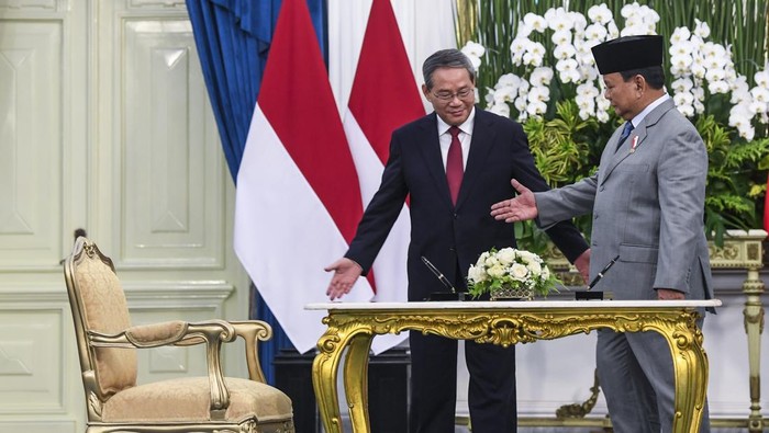 Presiden Prabowo Subianto (kanan) bersama Perdana Menteri China Li Qiang (kiri) bersiap meninggalkan ruang kredensial usai menyaksikan penandatanganan kerja sama antara Indonesia dengan China di Istana Merdeka, Jakarta, Minggu (25/5/2025). Pemerintah RI dan China memperkuat kemitraan strategis dengan melakukan 12 kesepakatan dimana empat poin kerja sama dilakukan oleh masing-masing pejabat tinggi kedua negara. ANTARA FOTO/Galih Pradipta