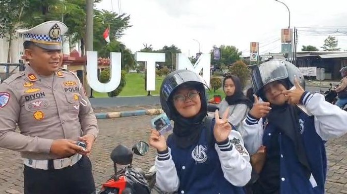 Satlantas Polres Bangkalan membagikan kunci ganda kepada mahasiswa.