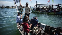 Acara ini tidak hanya diikuti oleh nelayan, tetapi juga masyarakat umum yang turut memeriahkan tradisi yang sarat makna tersebut.