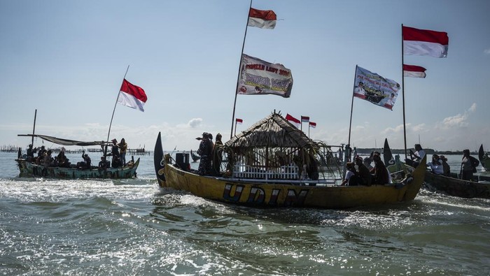 Warga menggunakan kapal menuju tengah laut untuk mengikuti larung sesaji dalam tradisi sedekah laut dan bumi di perairan laut Tanjung Emas, Semarang, Jawa Tengah, Minggu (25/5/2025). Tradisi yang digelar setiap tahun tersebut merupakan ungkapan rasa syukur warga dan nelayan kepada Tuhan karena telah memberikan rezeki berupa hasil laut yang melimpah. ANTARA FOTO/Aprillio Akbar