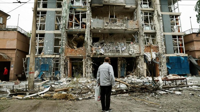 Seorang warga melihat gedung apartemen yang rusak akibat serangan pesawat nirawak Rusia di Kyiv, Ukraina, 25 Mei 2025. (Thomas Peter, Reuters)