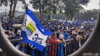 Bobotoh yang hadir pun tak ingin ketinggalan untuk mengabadikan momen melihat tim kebanggaannya.