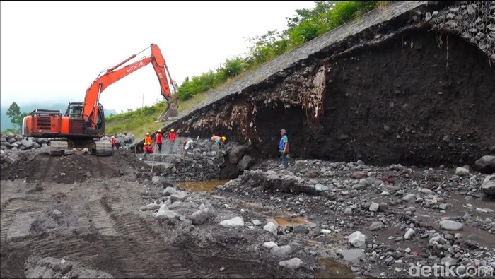 Tanggul jalur aliran lahar Gunung Semeru ambrol sepanjang 280 meter.