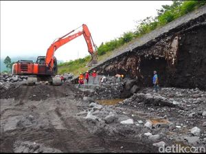 Tanggul Aliran Lahar Semeru Ambrol 280 Meter, Begini Janji Khofifah