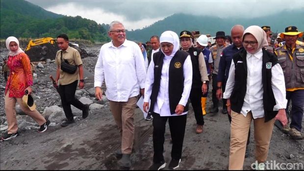 Tanggul jalur aliran lahar Gunung Semeru ambrol sepanjang 280 meter.