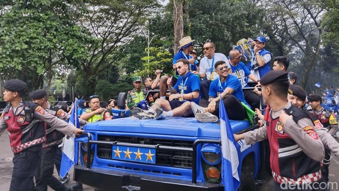Tim Persib tiba di Gedung Sate.