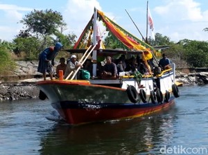 Mengantar Jemaah Haji ke Tanah Suci Naik Kapal Hias