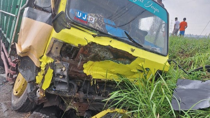 Truk yang terlibat kecelakaan dengan minibus di Buk Begal Kulon Progo, Minggu (25/5/2025).