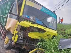 Brakk! Truk Vs Minibus di Buk Begal Kulon Progo, 3 Orang Terluka