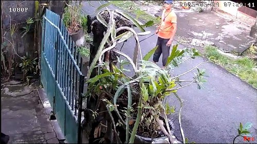 Tangkapan layar dari akun Laztini Qudux yang menampilkan seseorang membawa sabit mendatangi rumahnya.