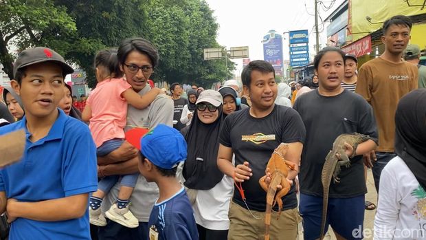 Warga bawa Iguana ke CFD Depok