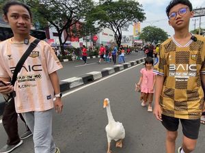 Warga Bawa Soang Sambil Jogging di CFD Depok: Biar Bonding Sama Manusia