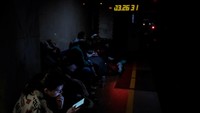 Meski serangan udara masih menjadi ancaman, warga mencoba memanfaatkan waktu untuk beristirahat.