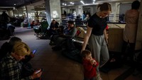 Gema peringatan itu memaksa ribuan warga berlari menuju stasiun metro bawah tanah yang kini menjadi tempat perlindungan darurat.