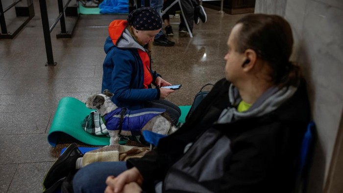 Warga Kyiv dan Hewan Peliharaan Berlindung di Bawah Tanah Saat Serangan Rusia Suasana mencekam melanda ibu kota Ukraina pada Minggu, 25 Mei 2025, ketika sirene serangan udara kembali meraung di atas langit Kyiv. Warga sipil berbondong-bondong menuju stasiun metro bawah tanah, menjadikannya tempat perlindungan darurat dari serangan militer Rusia yang mengguncang kota.