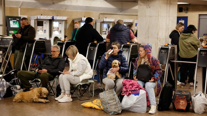 Warga Kyiv dan Hewan Peliharaan Berlindung di Bawah Tanah Saat Serangan Rusia Suasana mencekam melanda ibu kota Ukraina pada Minggu, 25 Mei 2025, ketika sirene serangan udara kembali meraung di atas langit Kyiv. Warga sipil berbondong-bondong menuju stasiun metro bawah tanah, menjadikannya tempat perlindungan darurat dari serangan militer Rusia yang mengguncang kota.