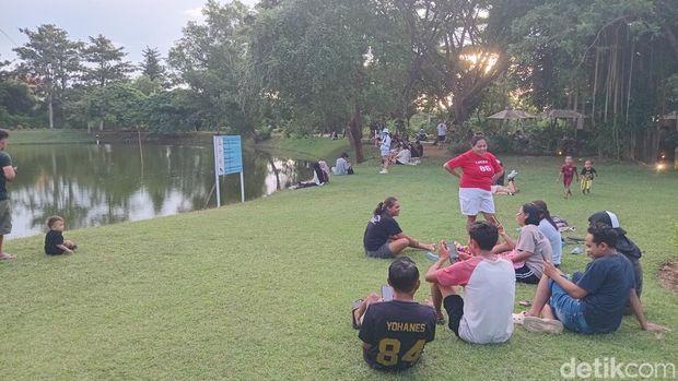 Warga sedang piknik sambil menikmati hidangan dari Kafe Banyuu di taman Pecatu Resort bersama teman, pasangan, dan keluarga, Minggu (25/5/2025). (Aryo Mahendro/detikBali).