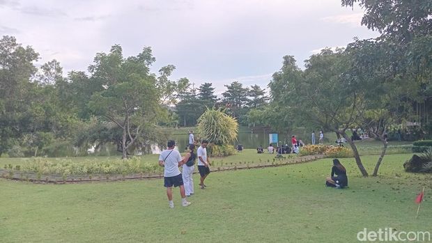 Warga sedang piknik sambil menikmati hidangan dari Kafe Banyuu di taman Pecatu Resort bersama teman, pasangan, dan keluarga, Minggu (25/5/2025). (Aryo Mahendro/detikBali).