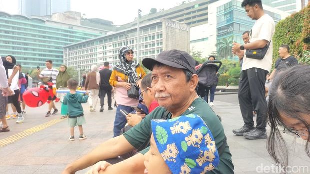 Warga tetap datang ke Bundaran HI meski CFD ditiadakan hari ini