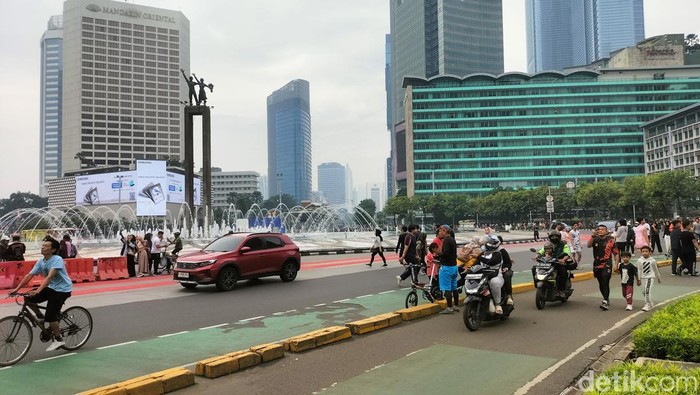 Warga tetap datang ke Bundaran HI meski CFD ditiadakan hari ini