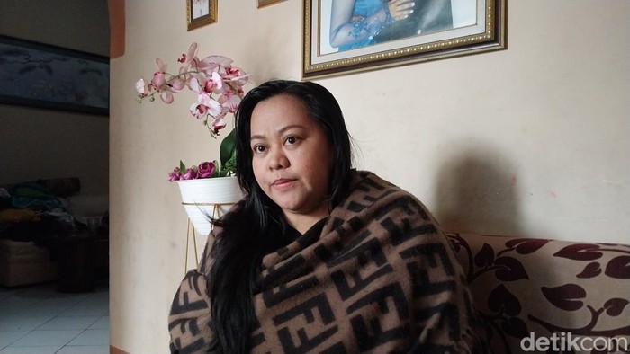 Yuliana Veronica, warga RT 01 yang kucingnya mati mendadak diduga diracun.