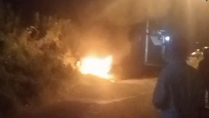 3 remaja ketahuan bobol rumah di Gresik hingga motornya dibakar