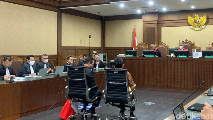 Ahli sistem teknologi dan informasi dari Universitas Indonesia (UI), Bob Hardian Syahbuddin bersaksi di sidang  dugaan suap pergantian antarwaktu (PAW) anggota DPR untuk Harun Masiku dan perintangan penyidikan, terdakwa Hasto Kristiyanto (Mulia/detikcom)