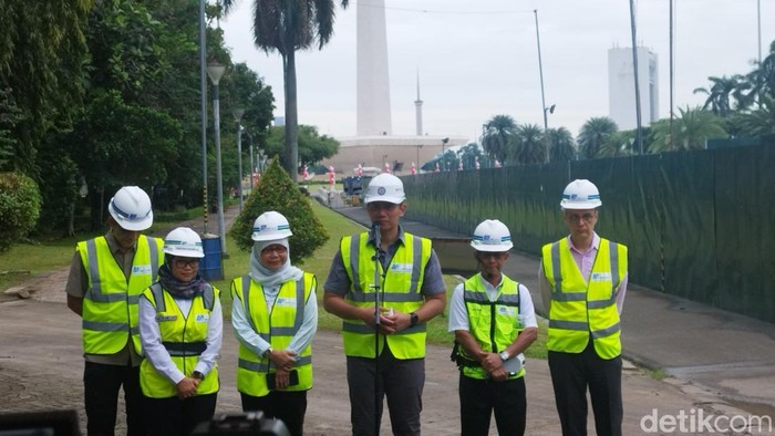 Menteri Koordinator Bidang Infrastruktur dan Pembangunan Kewilayahan Agus Harimurti Yudhoyono (AHY) hari ini meninjau proyek pembangunan MRT Jakarta. Dia melakukan peninjauan untuk pembangunan Stasiun Thamrin hingga Monas.