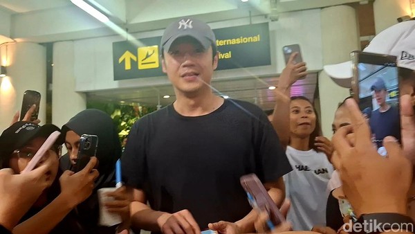 Momen Para Pemain Resident Playbook Mendarat di Bandara Ngurah Rai