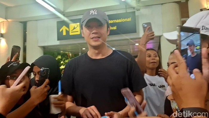 Aktor korea, Jung Jun Won, tiba di Bandara Ngurah Rai dan menerima beberapa hadiah dari pemberian penggemar. Senin (26/5/2025). (Fabiola Dianira) Aktor korea, Jung Jun Won, tiba di Bandara Ngurah Rai dan menerima beberapa hadiah dari pemberian penggemar. Senin (26/5/2025). (Fabiola Dianira)