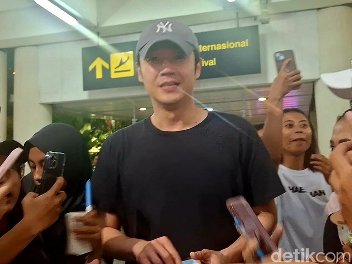 Aktor korea, Jung Jun Won, tiba di Bandara Ngurah Rai dan menerima beberapa hadiah dari pemberian penggemar. Senin (26/5/2025). (Fabiola Dianira)