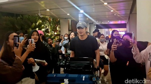 Aktor korea, Jung Jun Won, tiba di Bandara Ngurah Rai dan menerima beberapa hadiah dari pemberian penggemar. Senin (26/5/2025). (Fabiola Dianira)