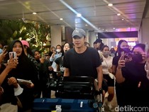 Bikin Baper! Jung Jun Won Gambar Heart Sign di Kaca Bus Saat Tiba di Bali