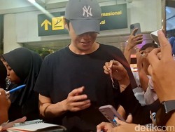 Jung Jun Won menerima berbagai hadiah dari para penggemar.