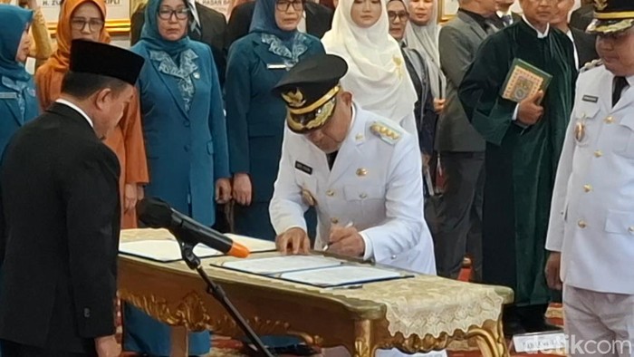 Al Haris melantik Dedy Putra dan Tri Wahyu Hidayat sebagai Bupati dan Wakil Bupati Bungo.
