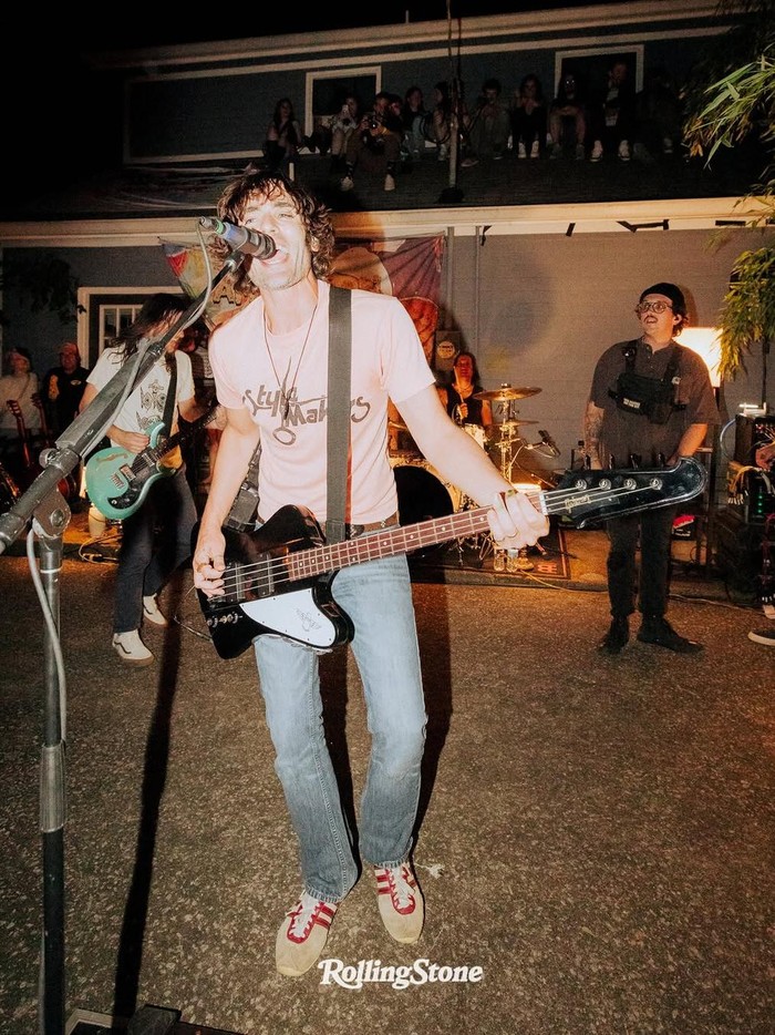 All American Rejects menggelar tur dadakan gratis di tempat unik, namun dibubarkan polisi di Missouri.