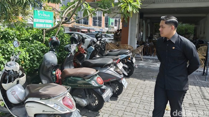 Anggota Komisi I DPRD Denpasar Yonathan Andre Baskoro saat memantau di lokasi pengenaan tarif parkir insidental Rp 5 ribu di Jalan Diponegoro, Denpasar, Bali, Senin (26/5/2025). (Ni Made Lastri Karsiani Putri-detikBali)