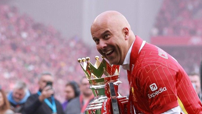 Arne Slot Soccer Football - Premier League - Liverpool v Crystal Palace - Anfield, Liverpool, Britain - May 25, 2025 Liverpool manager Arne Slot celebrates with the trophy after winning the Premier League REUTERS/Phil Noble EDITORIAL USE ONLY. NO USE WITH UNAUTHORIZED AUDIO, VIDEO, DATA, FIXTURE LISTS, CLUB/LEAGUE LOGOS OR LIVE SERVICES. ONLINE IN-MATCH USE LIMITED TO 120 IMAGES, NO VIDEO EMULATION. NO USE IN BETTING, GAMES OR SINGLE CLUB/LEAGUE/PLAYER PUBLICATIONS. PLEASE CONTACT YOUR ACCOUNT REPRESENTATIVE FOR FURTHER DETAILS..