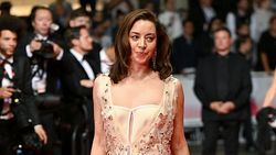 Aubrey Plaza Bawa Luka dan Ketegaran Langkahi Karpet Merah