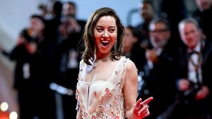 Banyak mata tertuju pada Aubrey Plaza, bukan hanya karena gaunnya, tapi karena keberaniannya. Di tengah duka, ia hadir. Di tengah luka, ia melangkah. Foto: Getty Images/Lionel Hahn