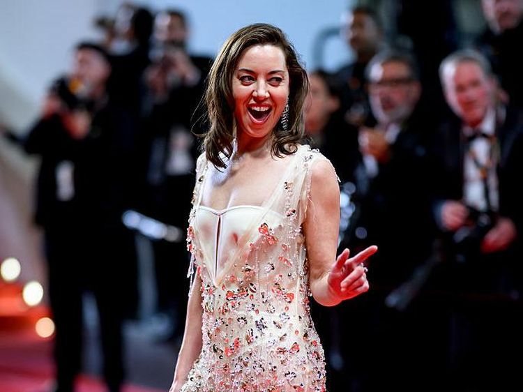 Aubrey Plaza Bawa Luka dan Ketegaran Langkahi Karpet Merah
