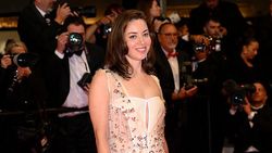 Aubrey Plaza Bawa Luka dan Ketegaran Langkahi Karpet Merah