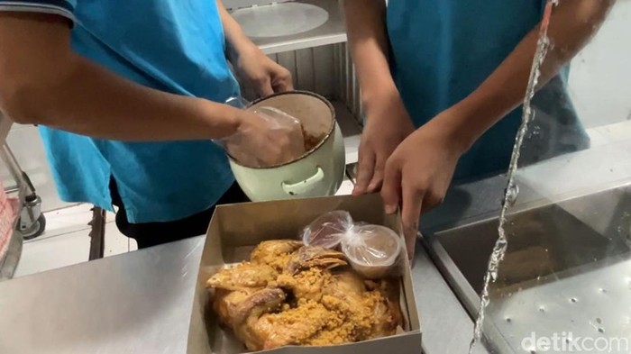 Ayam goreng widuran ditutup sementara usai viral bahan baku yang digunakan nonhalal, Senin (26/5/2025).