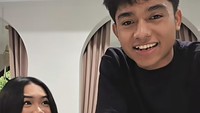 Betrand Peto juga sudah memperkenallan Aqila kepada Sarwendah. Aqila juga bermain ke rumah Sarwendah. Foto: dok. Instagram Betrand Peto