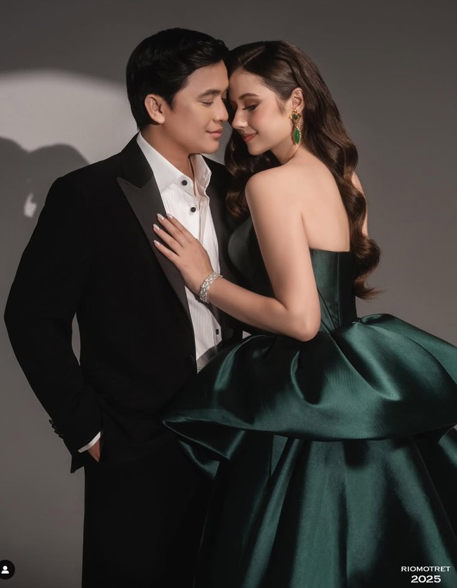 Melalui akun Instagram pribadinya Billy Syahputra membagikan hasil pemotretan prewedding dirinya dengan Vika Kolesnaya. Dengan bantuan fotografer Rio Motret, keduanya tampil memukau dengan gaya glamor nan elegan. Foto: Instagram/@bilsky16