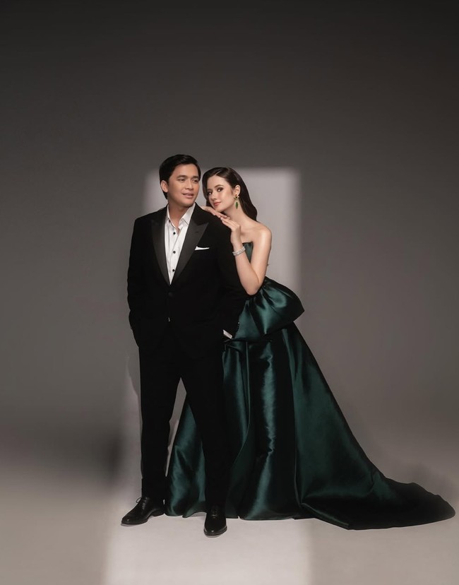 Sementara Vika tampil anggun dalam balutan gaun strapless berwarna hijau emerald rancangan Jessie Gunawan. Gaun berbahan satin mengkilap itu menyerupai ballgown yang membuat penampilannya terlihat mewah. Foto: Instagram/@bilsky16